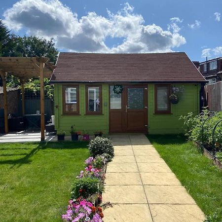 Charming Private Guest House Enfield Exterior photo