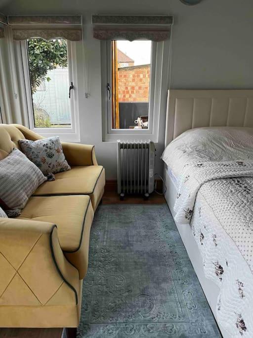 Charming Private Guest House Enfield Exterior photo